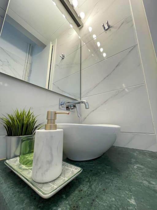 Stylish And Central Apt Near Acropolis - Avdi Square アテネ エクステリア 写真